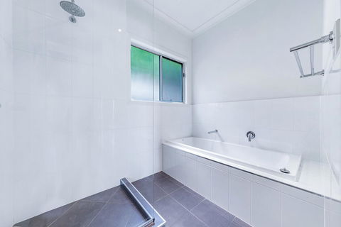 Viewpoint Holiday Home - Cannonvale - Australia Accommodation 14
