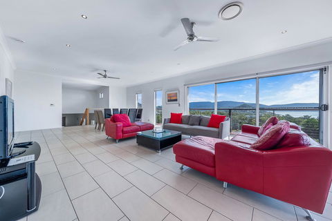 Viewpoint Holiday Home - Cannonvale - Australia Accommodation 4