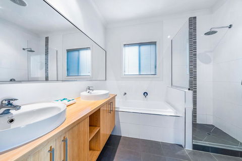 Viewpoint Holiday Home - Cannonvale - Australia Accommodation 13