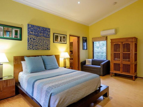 Five Bimba (Tractor House) - Australia Accommodation 6
