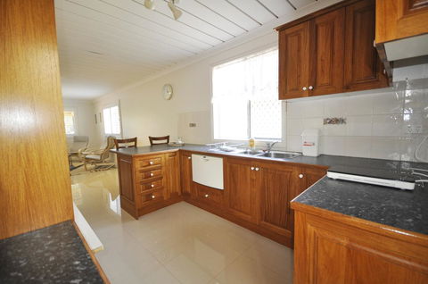Ocean Wave - Australia Accommodation 7
