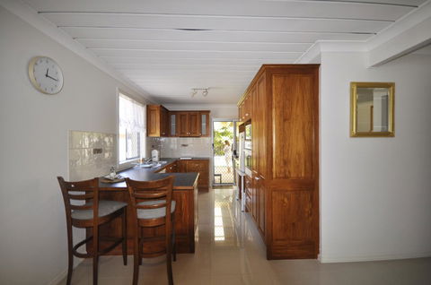 Ocean Wave - Australia Accommodation 6