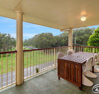 Immaculate Spacious Second Floor Unit Overlooking Pristine Parklands - Australia Accommodation