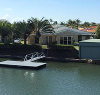 Ground floor family unit on the canal with free WIFI - Australia Accommodation