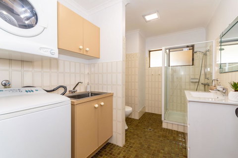 Spacious Family Unit With Incredible Views. - Australia Accommodation 13