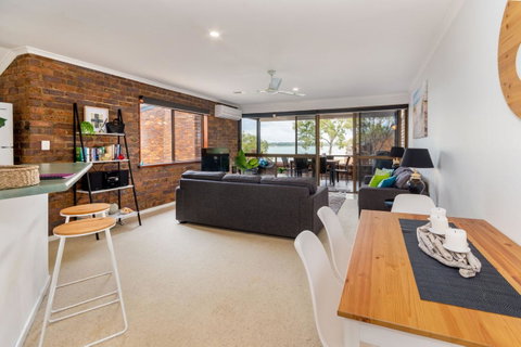 Spacious Family Unit With Incredible Views. - Australia Accommodation 12
