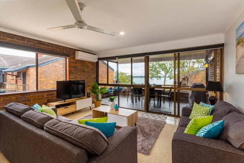 Spacious Family Unit With Incredible Views. - Australia Accommodation 1