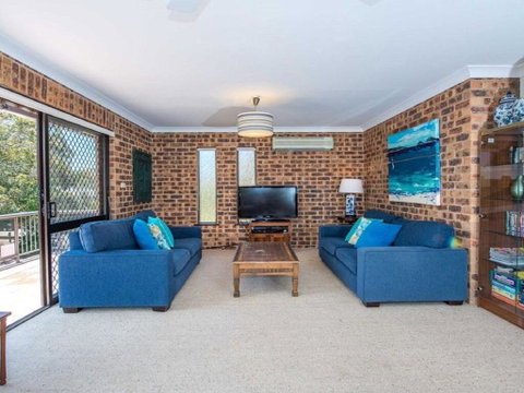 'COLUMBIA VIEWS', 2/9 COLUMBIA CLOSE - AIRCON, WIFI, NETFLIX, VIEWS & BOAT PARKING - Australia Accommodation 3