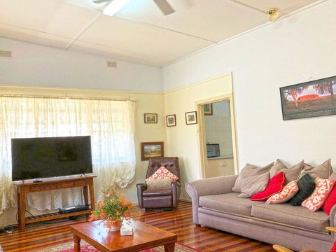 'Daves Place', 27 Rigney St - Holiday House With WIFI, Aircon & Boat Parking - Australia Accommodation 1