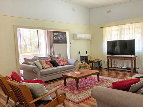 'Daves Place', 27 Rigney St - Holiday House With WIFI, Aircon & Boat Parking - Australia Accommodation 3