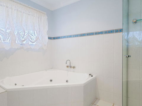 'GrandView', 10 Grandview Close - Huge House With Water Views, Aircon, WIFI, Netflix, Foxtel & Billiard Table - Australia Accommodation 2