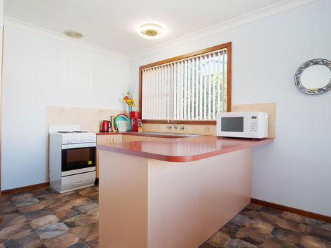 'Rutland', 1/13 Cromarty Road - Pet Friendly, Boat Parking, Water Views, Air Con - Australia Accommodation 2