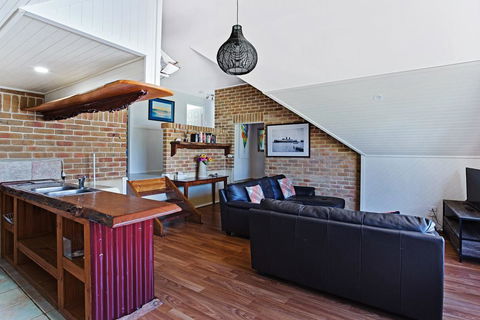 'Salt Wood' Cabin Style Retreat - Australia Accommodation 2