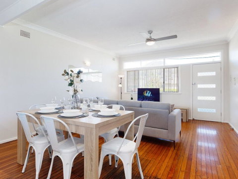 'Shoalz', 28 Rigney Street - Renovated Pet Friendly Cottage & Boat Parking - Australia Accommodation 2