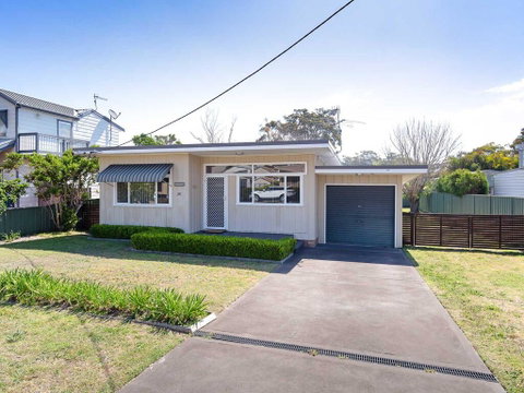 'Shoalz', 28 Rigney Street - Renovated Pet Friendly Cottage & Boat Parking - Australia Accommodation 0