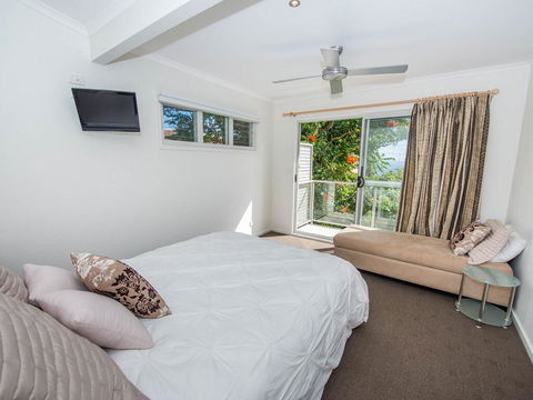 1 'Florida', 5 Lillian Street - 2 Min Walk To Beach, Shops & Restaurants - Australia Accommodation 3