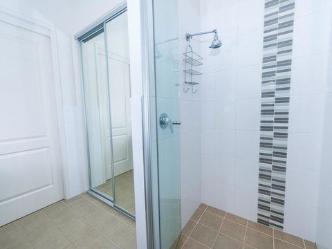1 'Florida', 5 Lillian Street - 2 Min Walk To Beach, Shops & Restaurants - Australia Accommodation 2