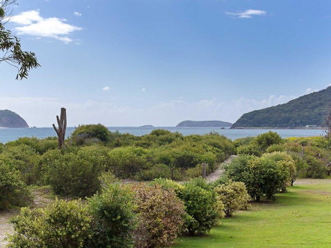 1 'Intrepid', 3 Intrepid Close - Amazing Views Of Shoal Bay, Only 100m From The Beach - Australia Accommodation 2