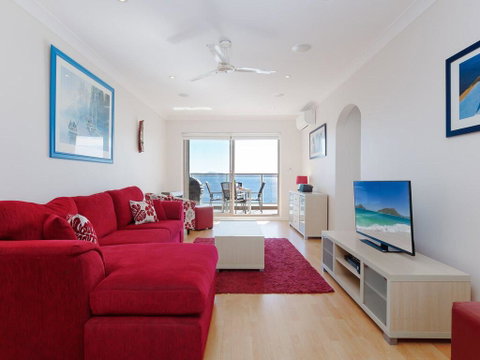 1 'Kiah', 53 Victoria Parade - Stunning Views, Wifi, Aircon, Just Across The Road To The Water - Australia Accommodation 1