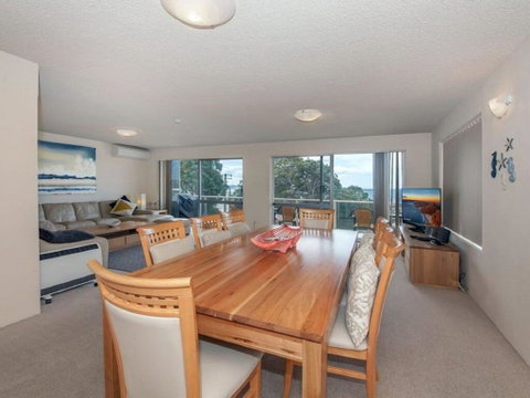 1 'Laman Lodge', 15 Laman Street - Stunning Air Conditioned Unit With Water Views And WIFI - Australia Accommodation 3