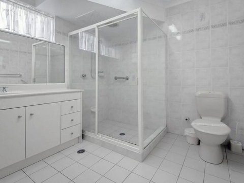 1 'Laman Lodge', 15 Laman Street - Stunning Air Conditioned Unit With Water Views And WIFI - Australia Accommodation 1