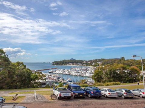 1 'Laman Lodge', 15 Laman Street - Stunning Air Conditioned Unit With Water Views And WIFI - Australia Accommodation 2