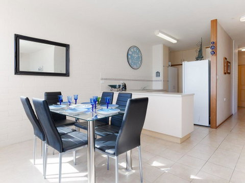 1 'Little Hut', 20 Kurrawa Close - Spectacular Water Views, NBN & Air Conditioned - Australia Accommodation 3