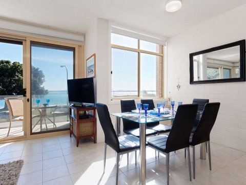 1 'Little Hut', 20 Kurrawa Close - Spectacular Water Views, NBN & Air Conditioned - Australia Accommodation 1
