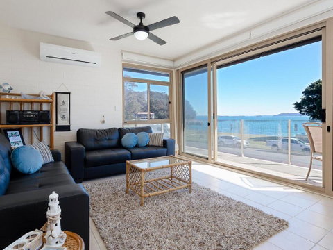 1 'Little Hut', 20 Kurrawa Close - Spectacular Water Views, NBN & Air Conditioned - Australia Accommodation 2