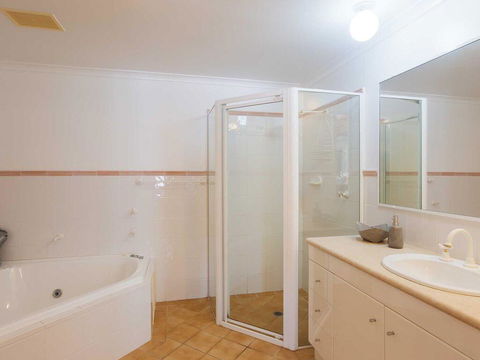 1 'Peninsula Waters', 2-4 Soldiers Point Road - Aircon, Pool & Massive Outdoor Area - Australia Accommodation 2