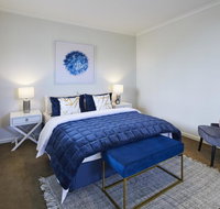 1 Bdrm Top Floor Apt With Sunroom - Australia Accommodation