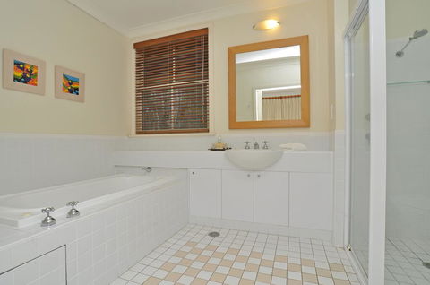 1 Bedroom Executive Villa Located Within Cypress Lakes - Australia Accommodation 1