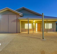 1 Kestrel Place - Great House with a Massive Garage - Australia Accommodation