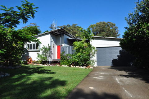 10 Double Island Drive - Modern Family Home, Centrally Located, Swimming Pool & Outdoor Area - Australia Accommodation 0