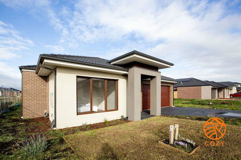 109, Cozy Cranbourne Family House, 5Bed2Bath2Parking - Australia Accommodation 0