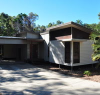 12 Satinwood Drive - Family home with swimming pool located in natural bushland and close to beach - Australia Accommodation