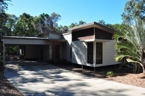 12 Satinwood Drive - Family Home With Swimming Pool Located In Natural Bushland And Close To Beach - Australia Accommodation 0