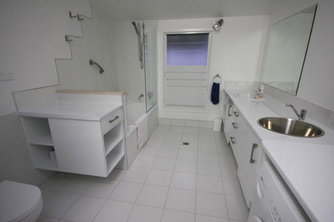 15 Belle Court - Modern, Architect Designed, Open Plan Holiday Home With Outdoor Shower - Australia Accommodation 2