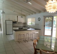 15 Larapinta Court - Family home with swimming pool in a quiet street and central location close to CBD - Australia Accommodation
