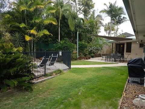 15 Larapinta Court - Family Home With Swimming Pool In A Quiet Street And Central Location Close To CBD - Australia Accommodation 3