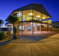 16 Crevalle Way - Fantastic House with Gulf Views - Australia Accommodation