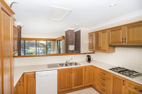 16 Shipton Cres - Secluded Away - Australia Accommodation 1