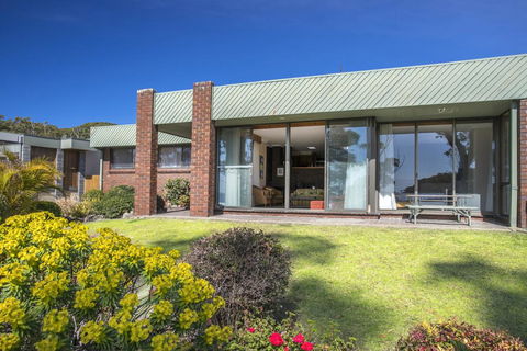 16 Shipton Cres - Secluded Away - Australia Accommodation 3