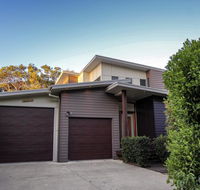 17 Naiad Court - Modern open plan family home with covered outdoor area and double lock-up garage - Australia Accommodation