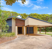 18 Naiad Court - Rainbow Shores Modern Beach House Walk to Beach - Australia Accommodation
