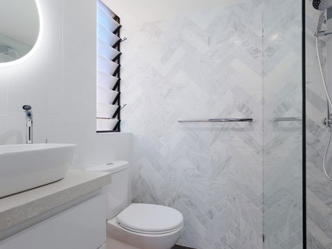 2 'Lanimer' 14 Mitchell Street - Beautiful Waterfront Property With Spectacular Views - Australia Accommodation 3