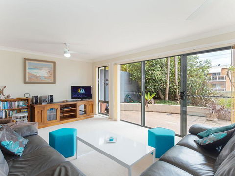 2 'Peninsula Waters' - Three Bedroom Unit With Spacious Private Courtyard & WIFI - Australia Accommodation 3