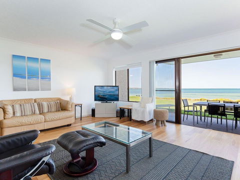 2 'The Pelicans' 53 Soldiers Point Road - Ground Floor Unit On The Waterfront - Australia Accommodation 2