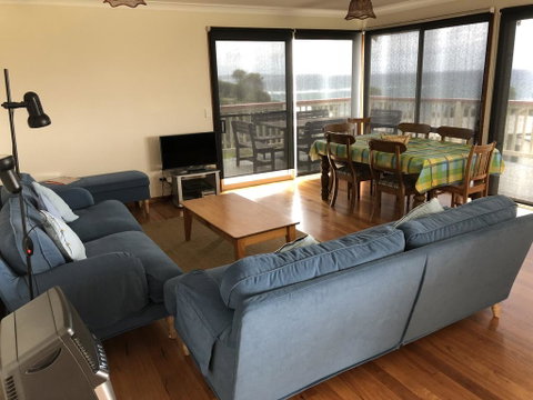 2 Jocelyn Street. Dalmeny - Australia Accommodation 2