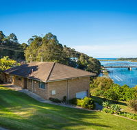 2 Water Crescent - Retro Haven - Australia Accommodation